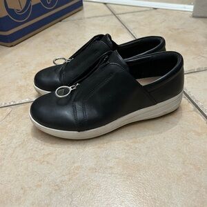 Black Leather Fitflops size 7.5 Shoes